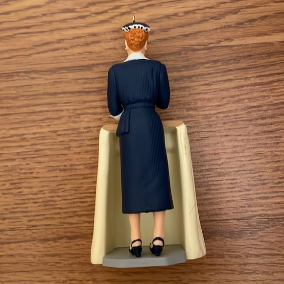Hallmark Ornament 2001 I Love Lucy Does A TV Commercial Vitameatavegamin - Picture 4 of 11